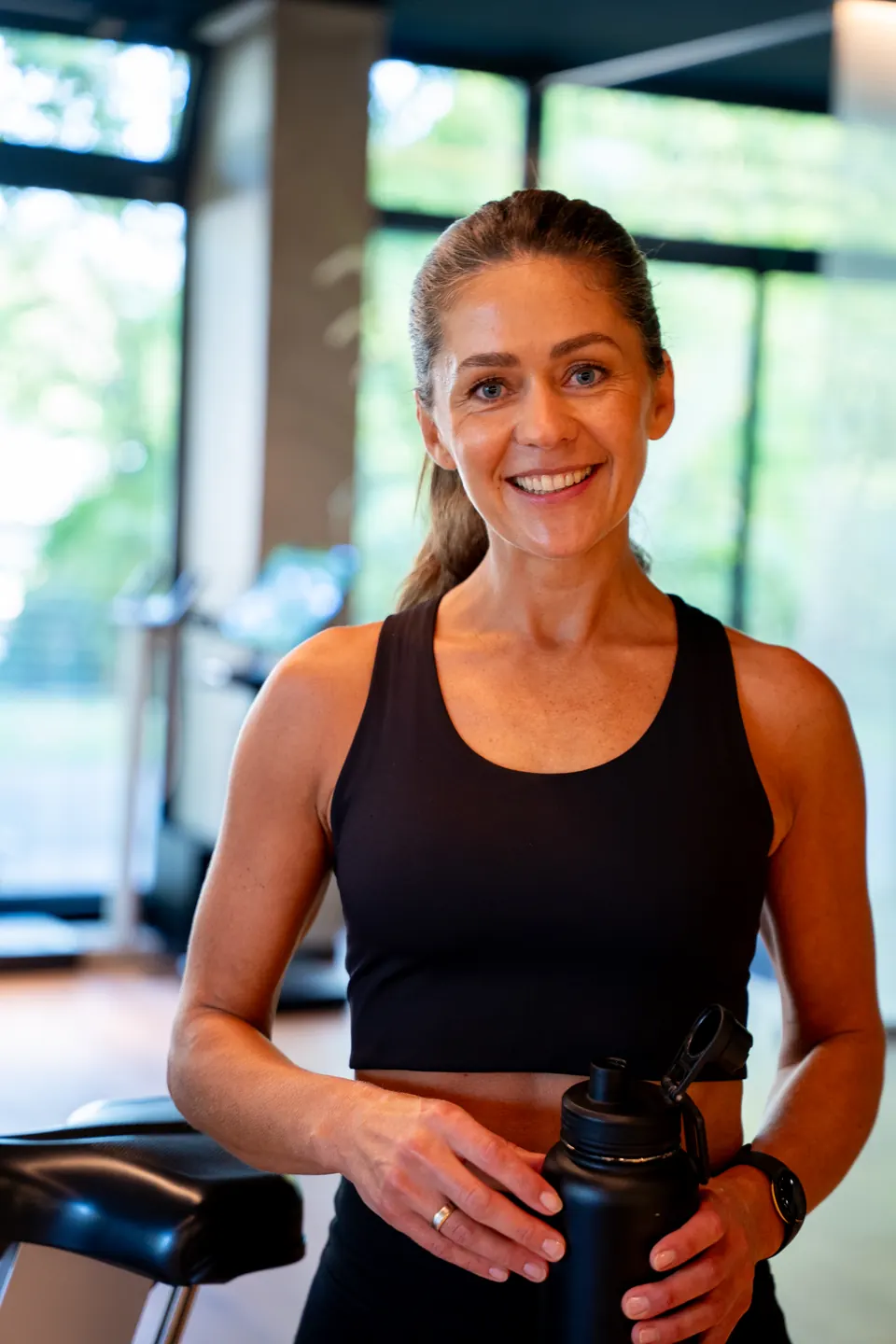 Lachendes Mitglied nach dem Training